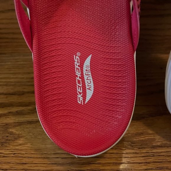 Skechers Archfit Pink Flip Flops with Rhinestone Embellished Straps - Picture 3 of 9
